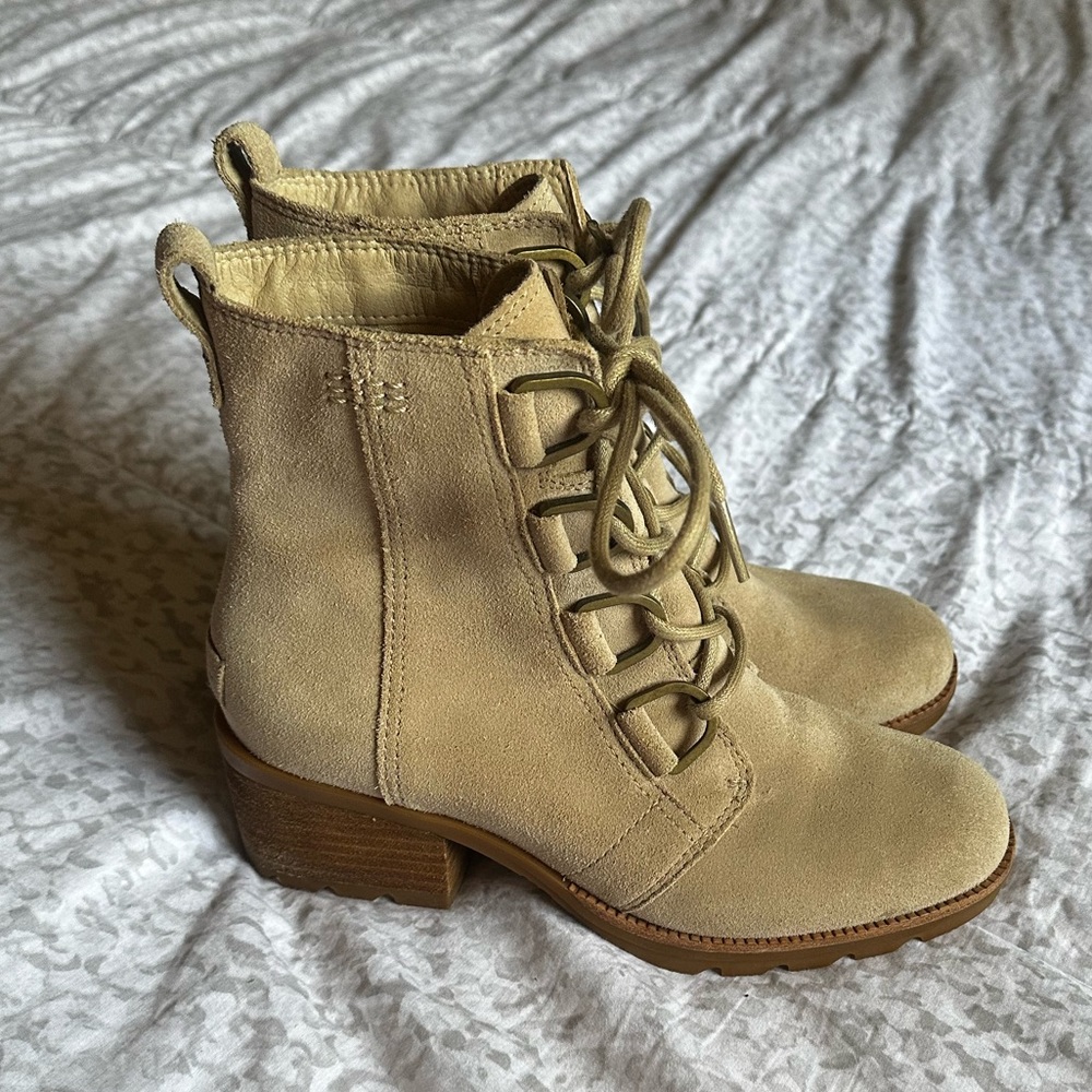 Size 6 Sorel lace up boots